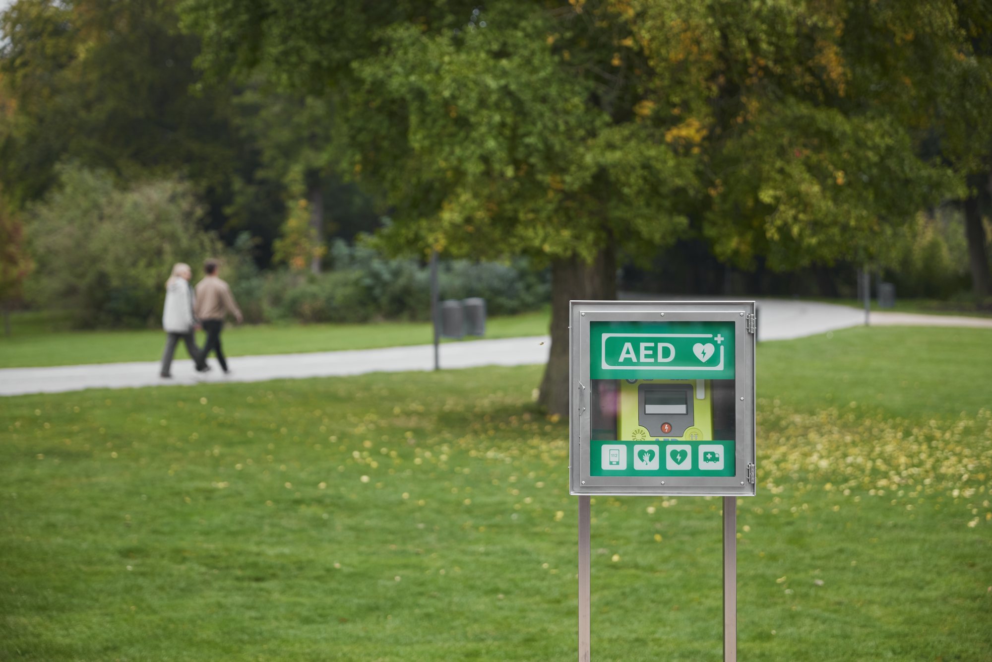 HeartGuard hjertestarterskab på stander i en park