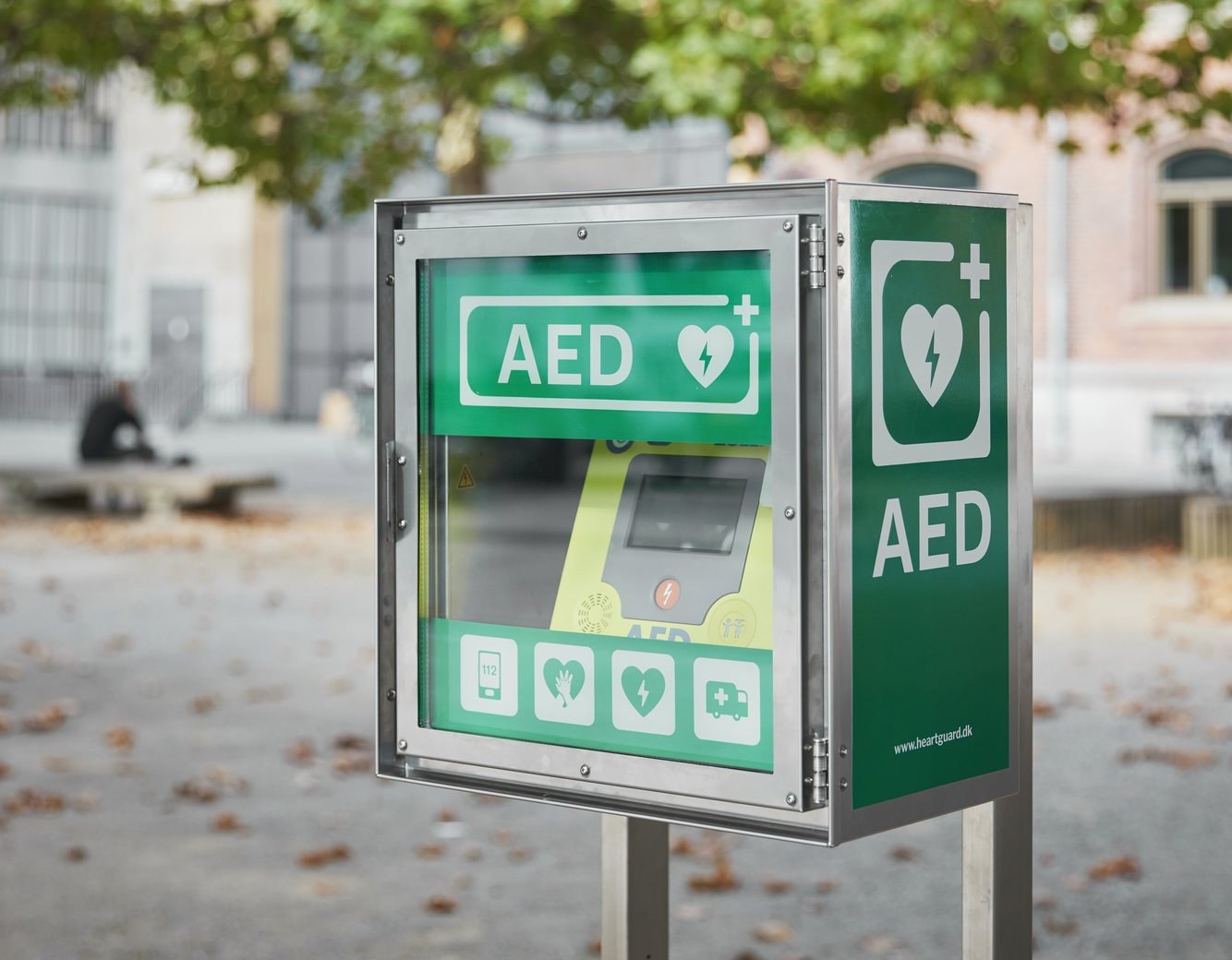 HeartGuard-skab på stander på en plads